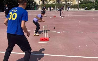 Aprendiendo cricket con nuestra auxiliar