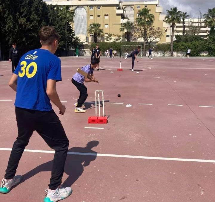 Aprendiendo cricket con nuestra auxiliar